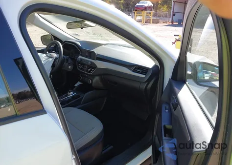 2022 Ford Escape S z USA, uszkodzony, nr VIN 1FMCU9F60NUB65317